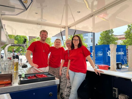 Helfer am Bierstand des SPD Ortsverein Waldmohr, unter anderem mit Charlotte Jentsch und Pia Bockhorn-Tüzün