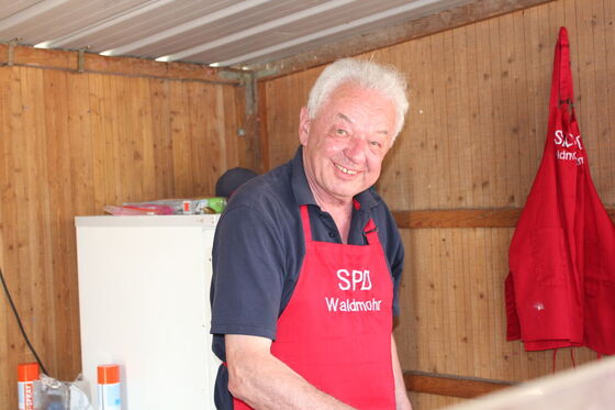 Dr. Jürgen Schneider beim Grumbeerwaffel backen