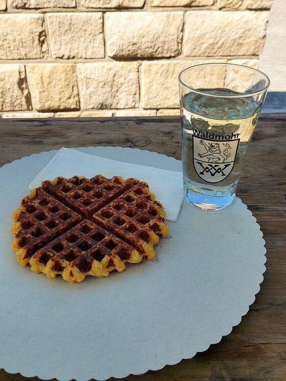Grumbeerwaffel und Weinschorle